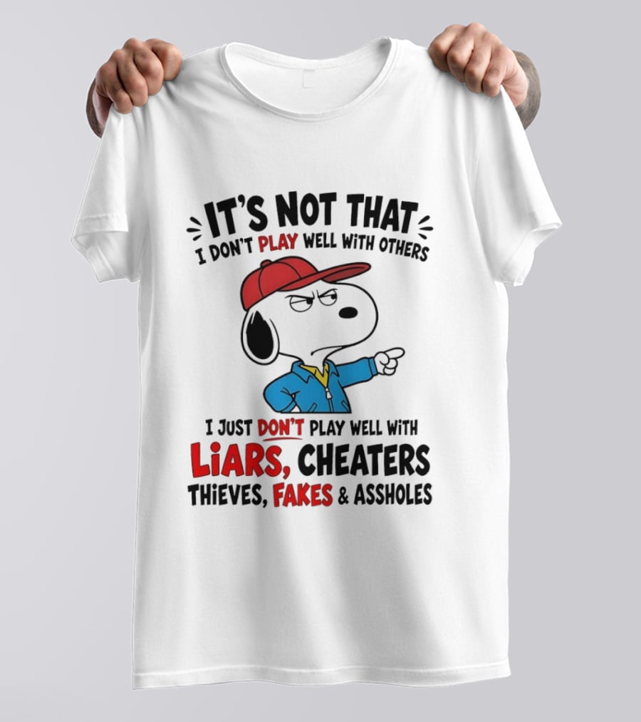 Snoopy It's Not That I Don't Play Well With Others I Just Don't Play Well With Liars Cheaters Thieves Fakes T-Shirt