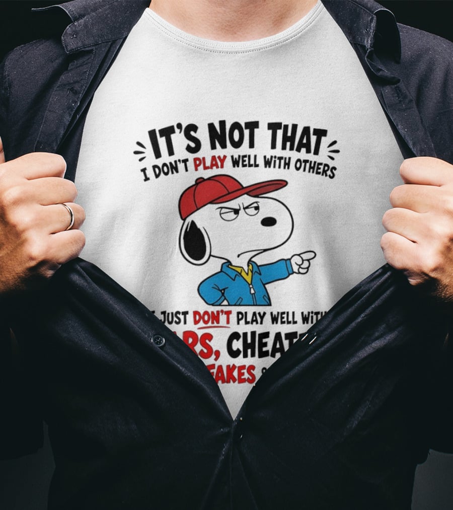 Snoopy It's Not That I Don't Play Well With Others I Just Don't Play Well With Liars Cheaters Thieves Fakes T-Shirt