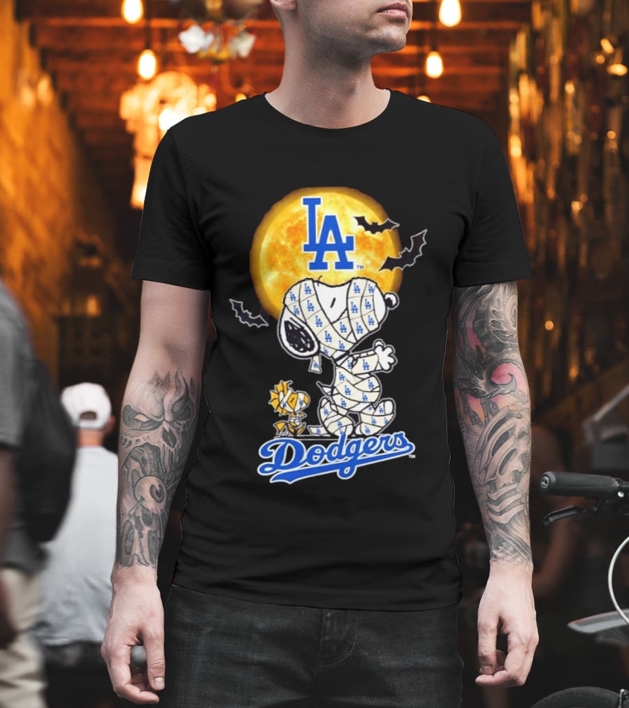 Los Angeles Dodgers Snoopy Woodstock Mummy Halloween Baseball Moon Bats T-Shirt