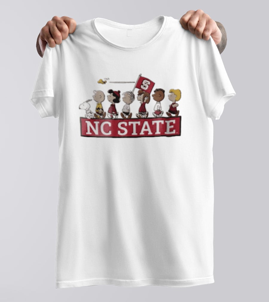 NC State University Peanuts Characters Walking With Flag 2006 Snoopy Woodstock Charlie Brown Lucy Linus Peppermint Patty Franklin T-Shirt