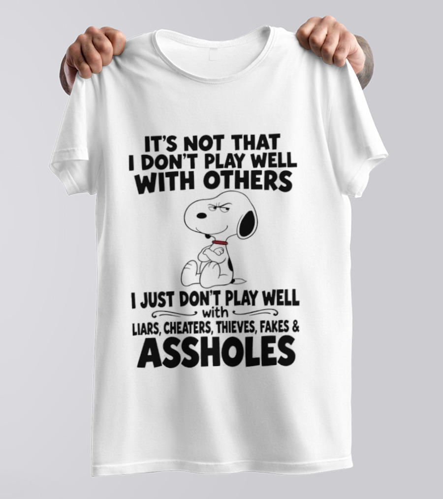Snoopy It's Not That I Don't Play Well With Others I Just Don't Play Well With Liars Cheaters Thieves Fakes And Assholes T-Shirt