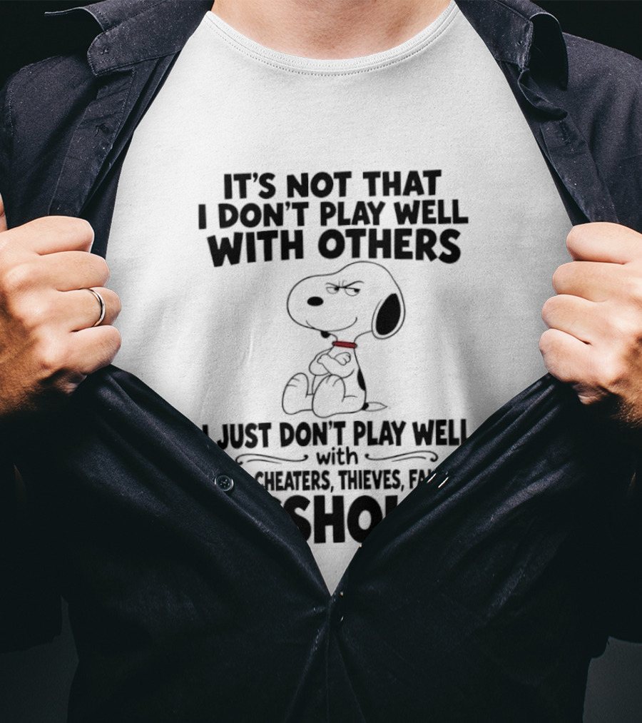 Snoopy It's Not That I Don't Play Well With Others I Just Don't Play Well With Liars Cheaters Thieves Fakes And Assholes T-Shirt