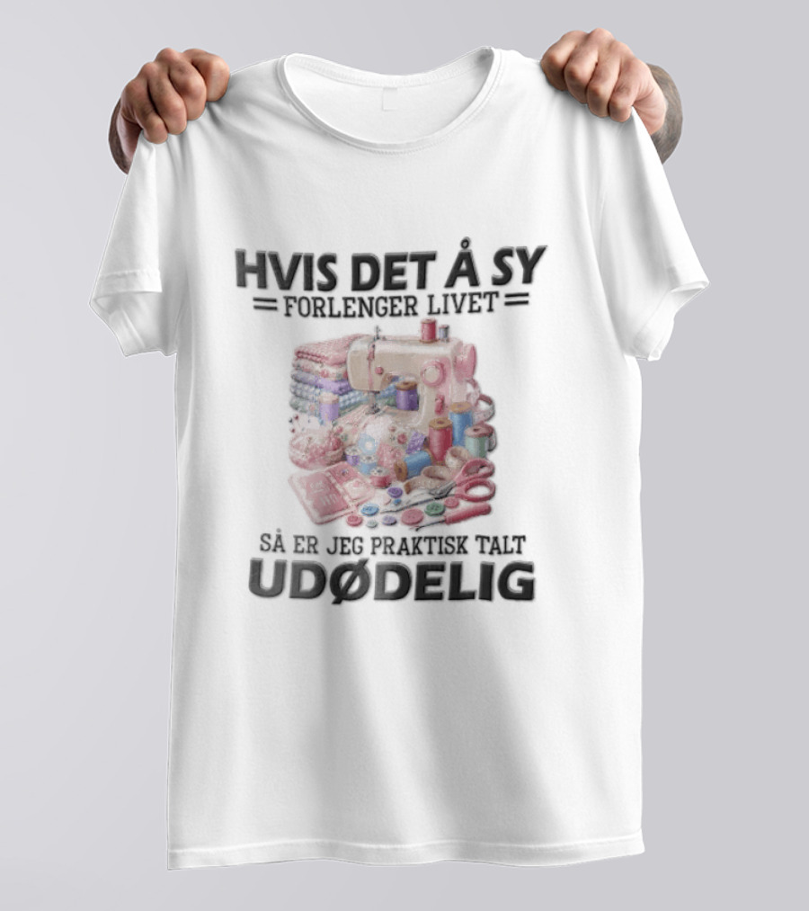 Hvis Det A Sy Forlenger Livet Sa Er Jeg Praktisk Talt Udodelig Symaskin Sytilbehør T-Shirt