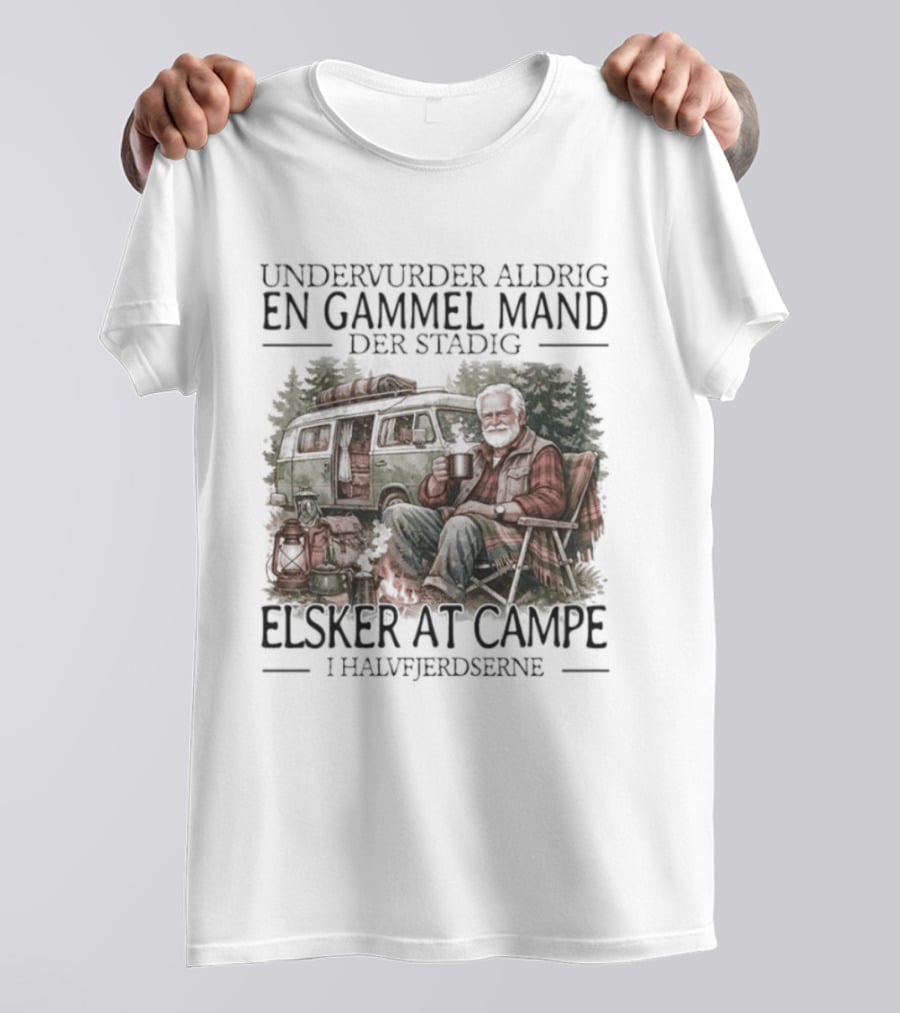 Undervurder Aldrig En Gammel Mand Der Stadig Elsker At Campere I Halvfjerdserne T-Shirt