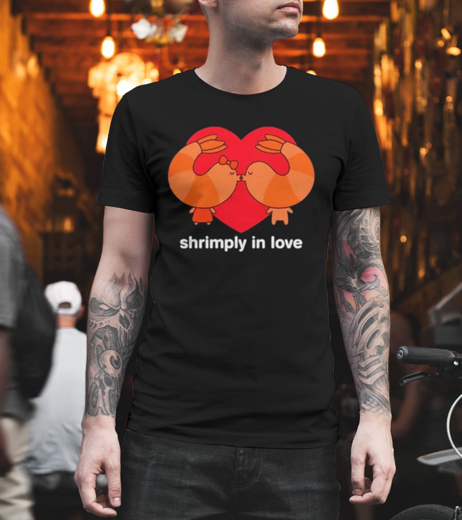 Shrimply In Love Cute Couple Valentine's Pun With Heart And Kissing Shrimps T-Shirt