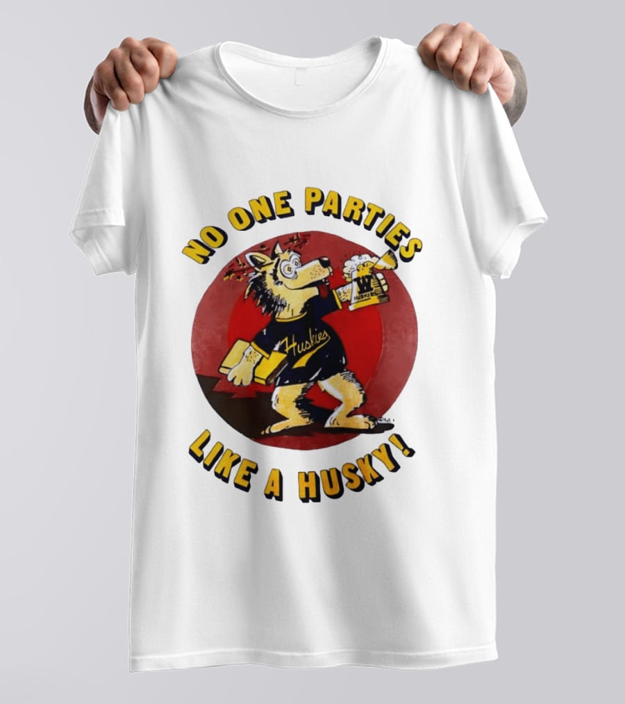 LB81 Wolf Drinking Beer And Carrying Book No One Parties Like A Husky Huskies T-Shirt