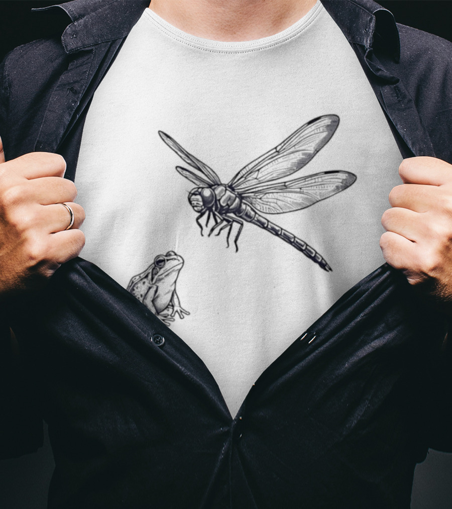Dragonfly And Frog Wildlife Biology Enthusiasts Nature Lovers T-Shirt
