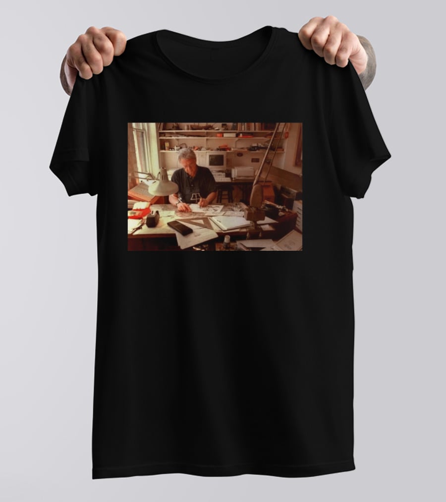 Pat Oliphant Cartoonist In Studio Drawing And Sketching T-Shirt