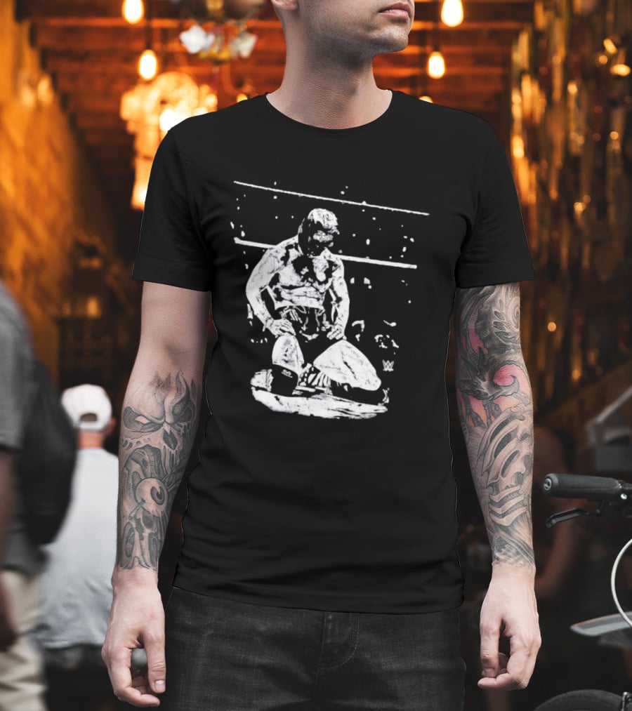 Rey Mysterio WWE Kneeling Pose Iconic Wrestler Image T-Shirt