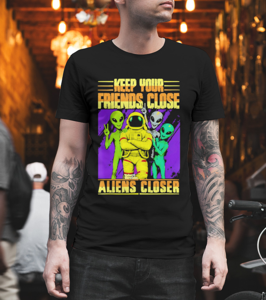 Keep Your Friends Close Aliens Closer Astronaut With Alien Friends T-Shirt