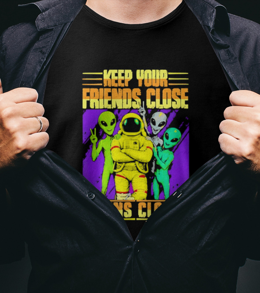 Keep Your Friends Close Aliens Closer Astronaut With Alien Friends T-Shirt