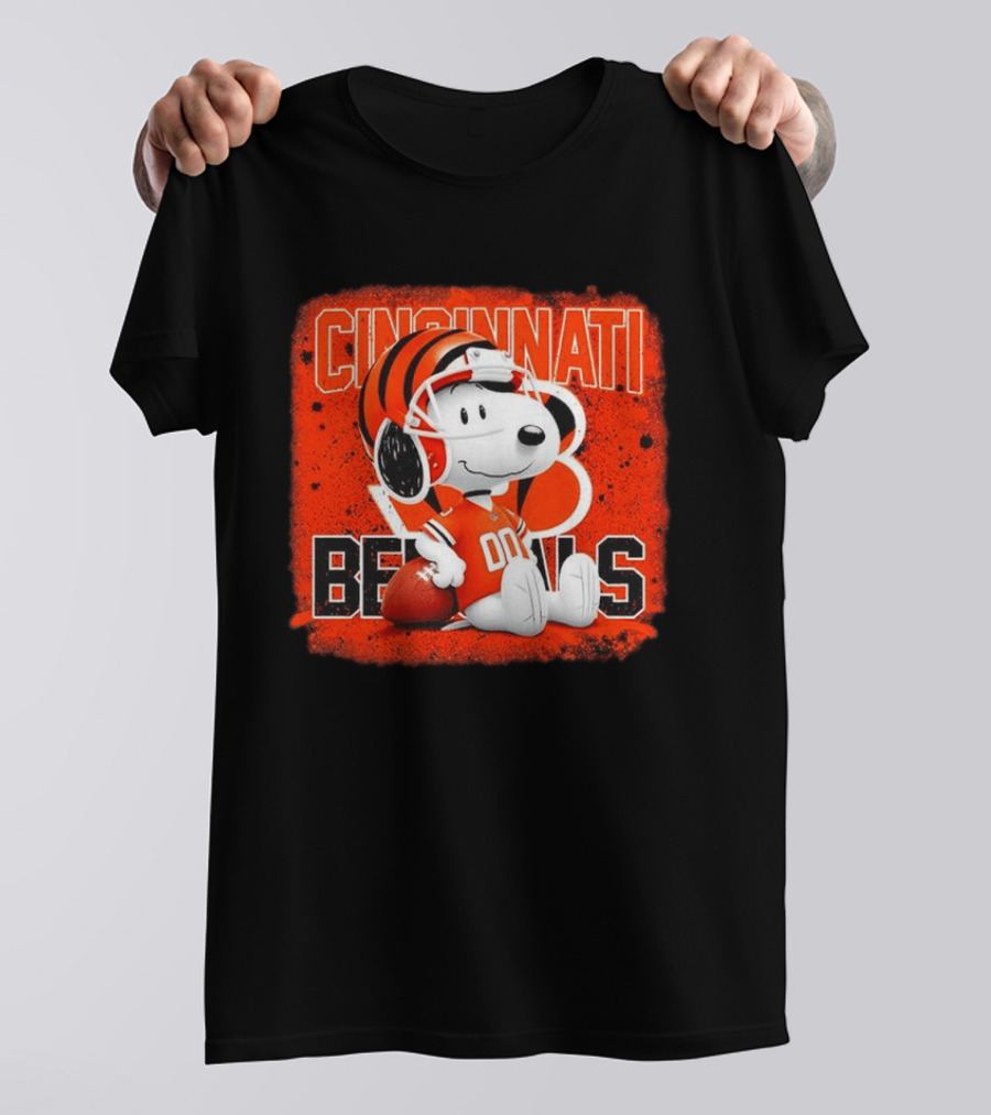 Cincinnati Bengals Snoopy 00 Football Helmet T-Shirt
