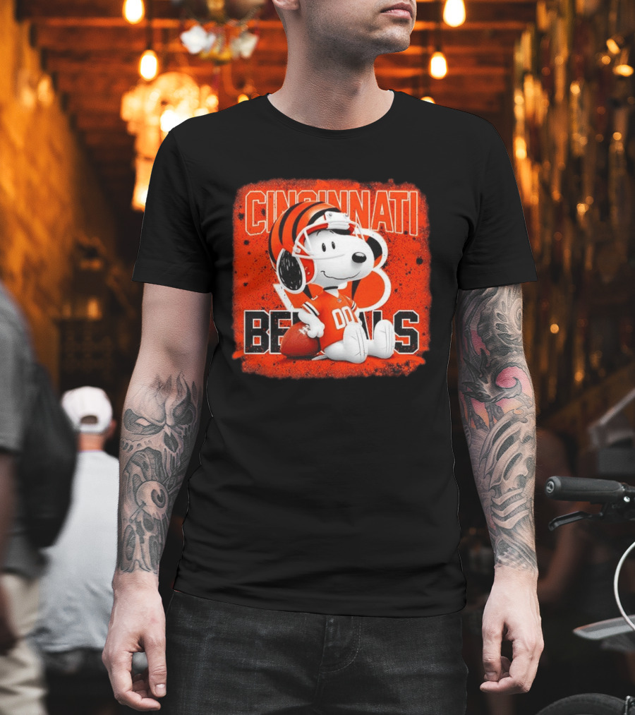 Cincinnati Bengals Snoopy 00 Football Helmet T-Shirt