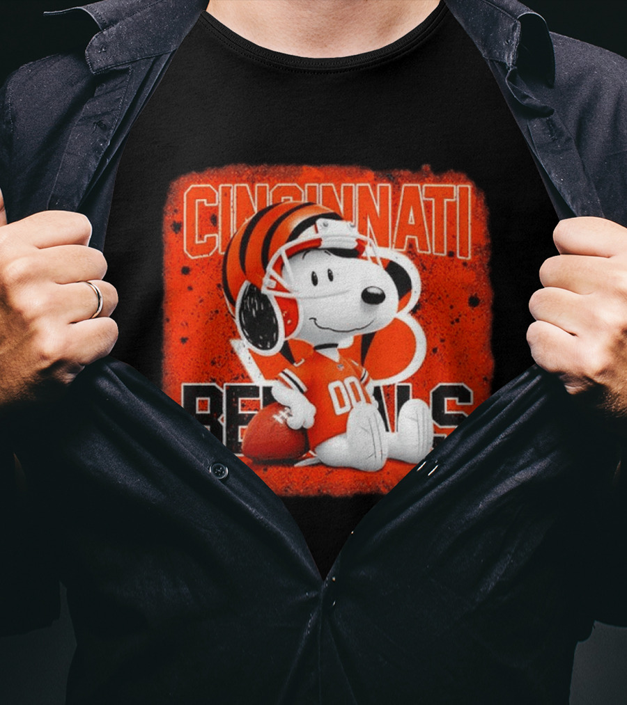 Cincinnati Bengals Snoopy 00 Football Helmet T-Shirt