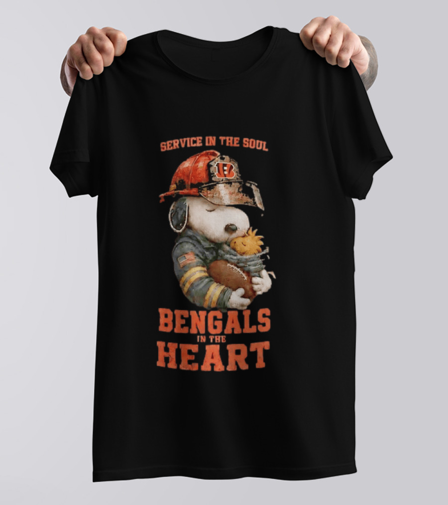 Service In The Soul Bengals In The Heart Snoopy Cincinnati Bengals Firefighter Hugging Woodstock T-Shirt