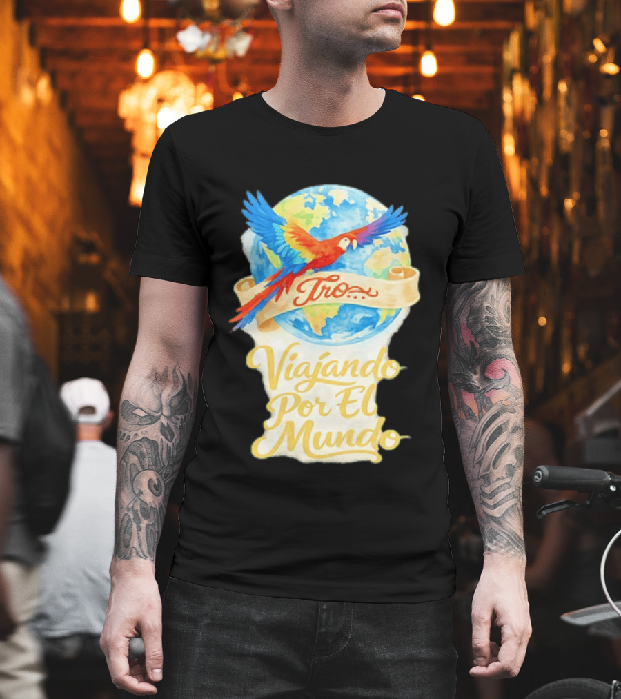 Tro Macaw Flying Across Globe Viaje Por El Mundo T-Shirt