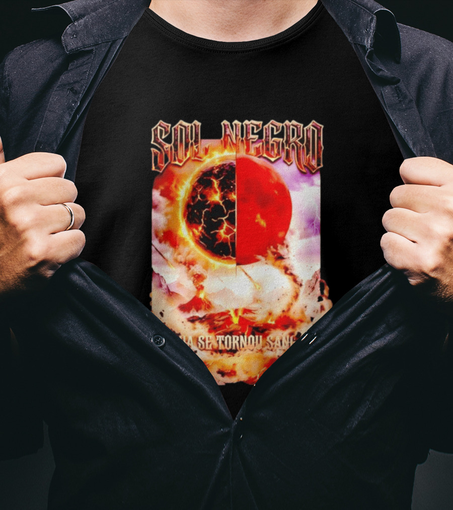 Sol Negro A Lua Se Tornou Sangue Eruptive Cosmic Phenomenon T-Shirt