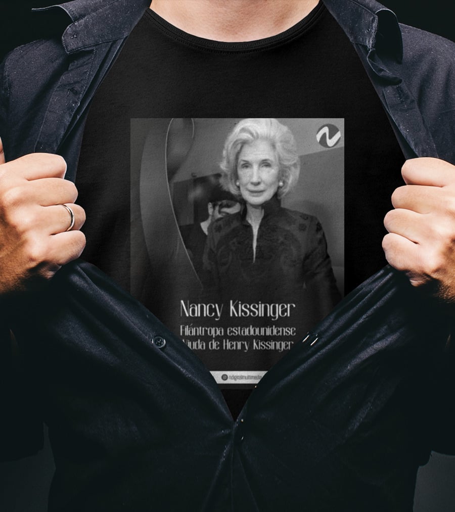 Nancy Kissinger Filántropa Estadounidense Viuda De Henry Kissinger Nuria Piera T-Shirt