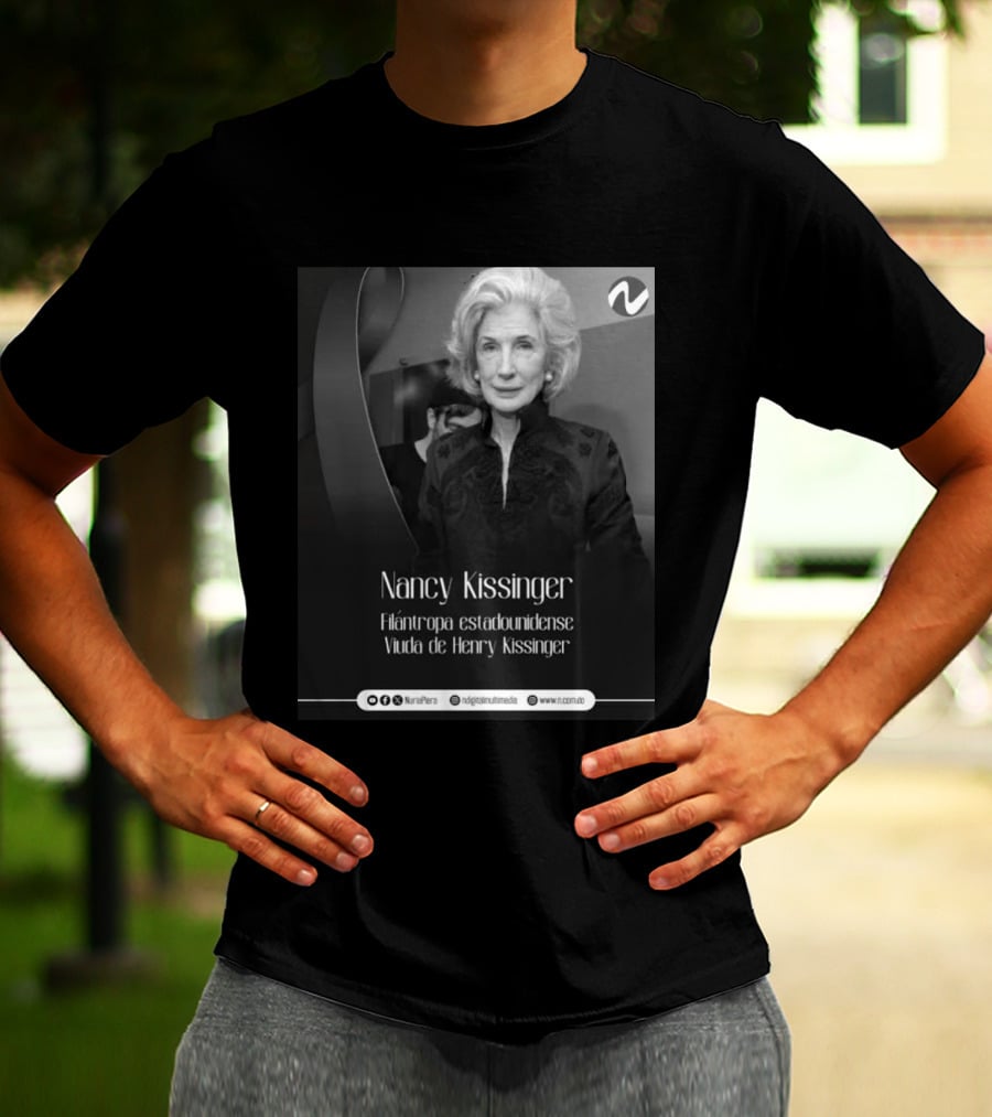 Nancy Kissinger Filántropa Estadounidense Viuda De Henry Kissinger Nuria Piera T-Shirt