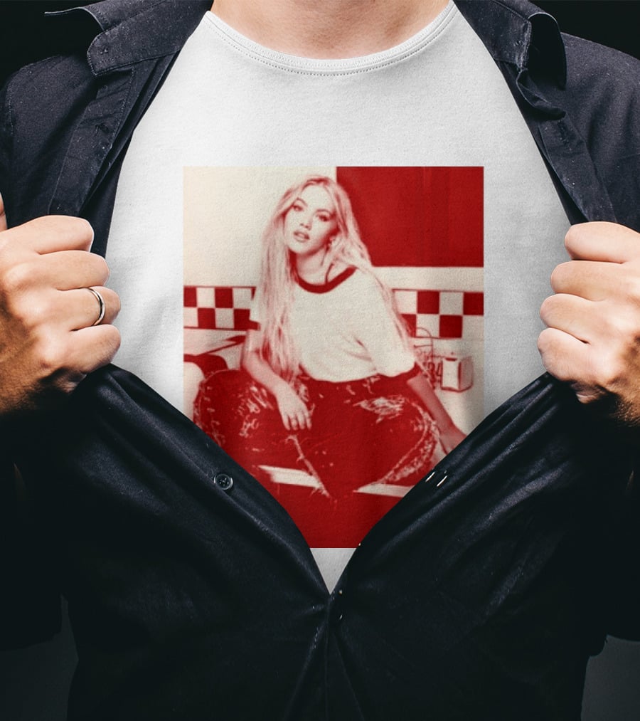 Freya Skye Store Bad Taste Photo Retro Vibe Outfit With Distressed Jeans And Casual Raglan Top In Diner Setting T-Shirt