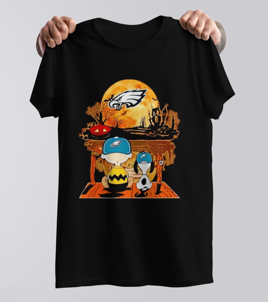 Philadelphia Eagles Halloween Charlie Brown And Snoopy Sitting With Pumpkin And Haunted House T-Shirt