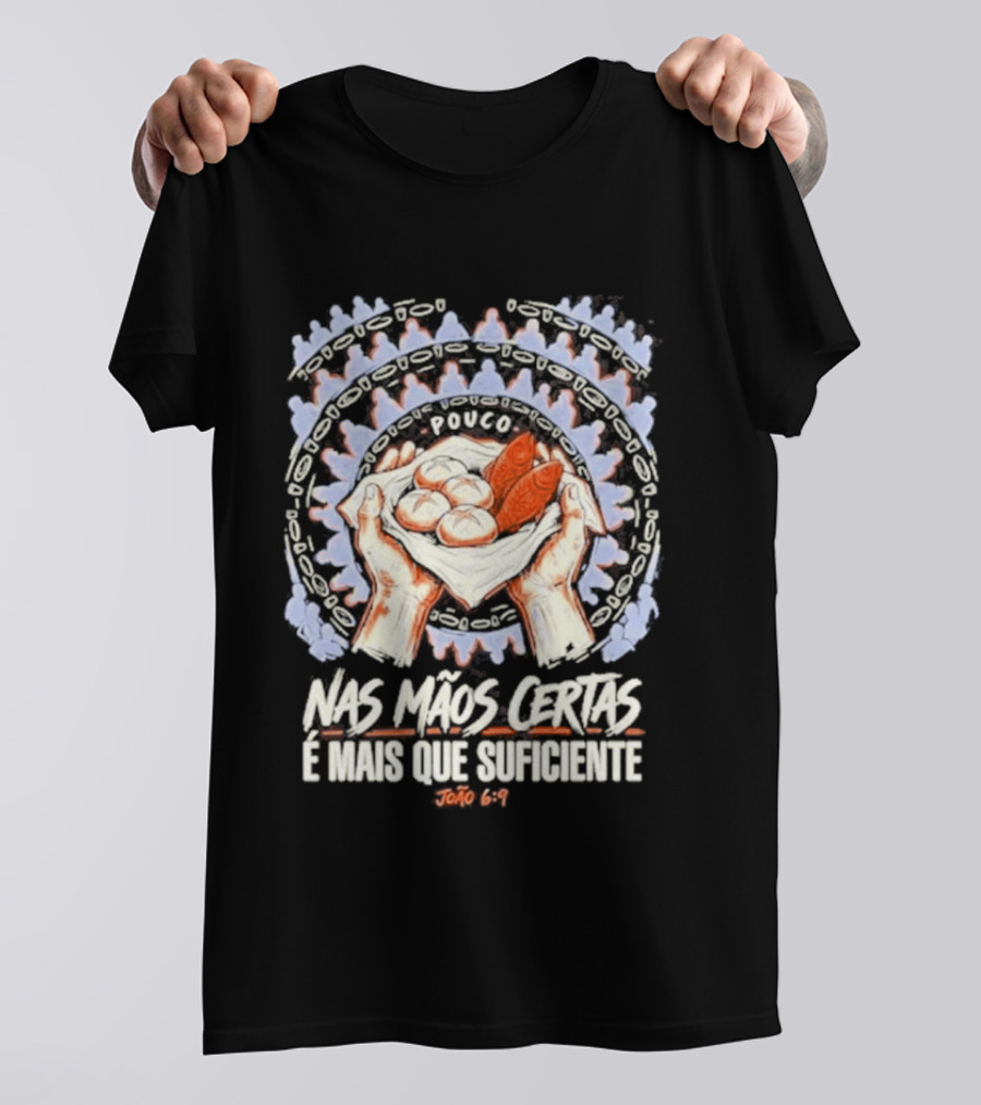 Nas Mãos Certas É Mais Que Suficiente João 6 9 Mãos Segurando Pão E Peixe T-Shirt