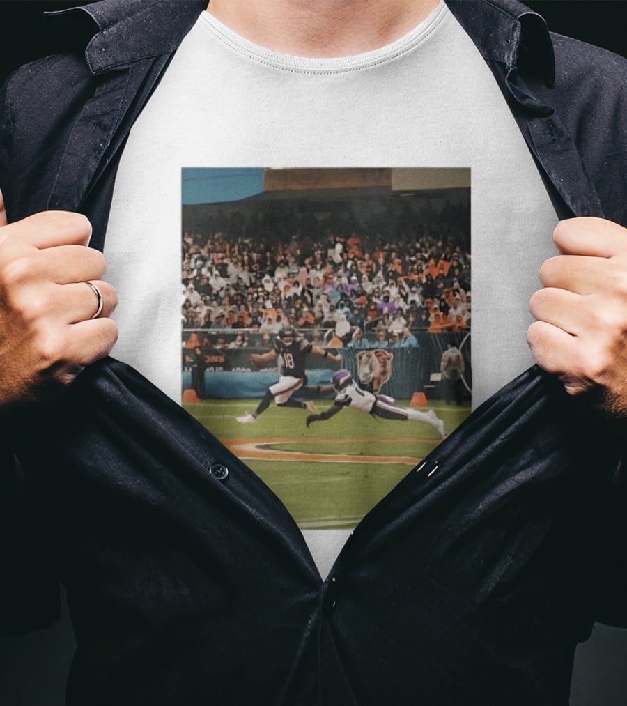 Chicago Bears Vs Minnesota Vikings NFL Game Action Sports Photo T-Shirt