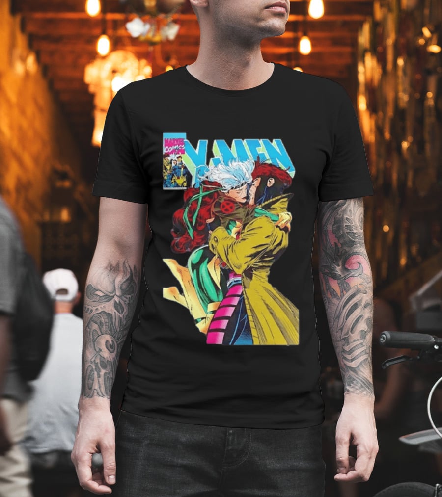 Marvel Comics X Men Rogue And Gambit Romantic Embrace Cover T-Shirt