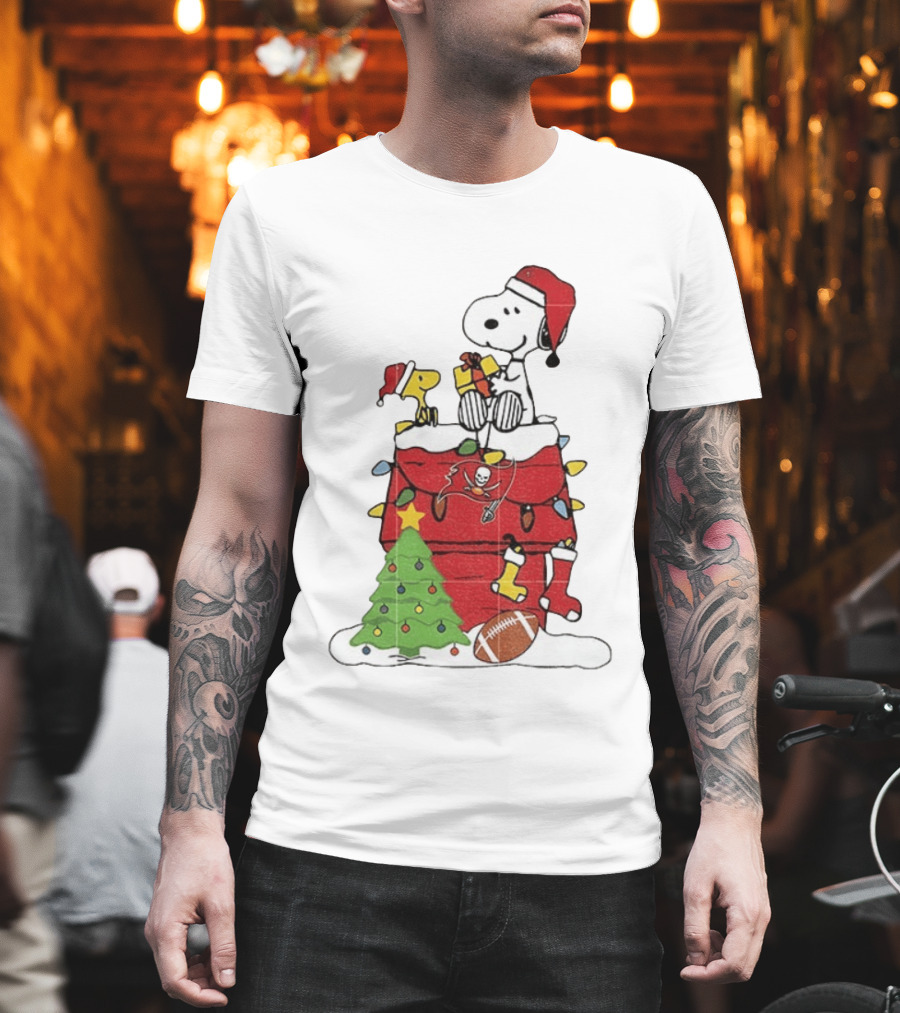 Snoopy Merry Christmas Tampa Bay Buccaneers 2026 Football Holiday Peanuts Santa Hat T-Shirt