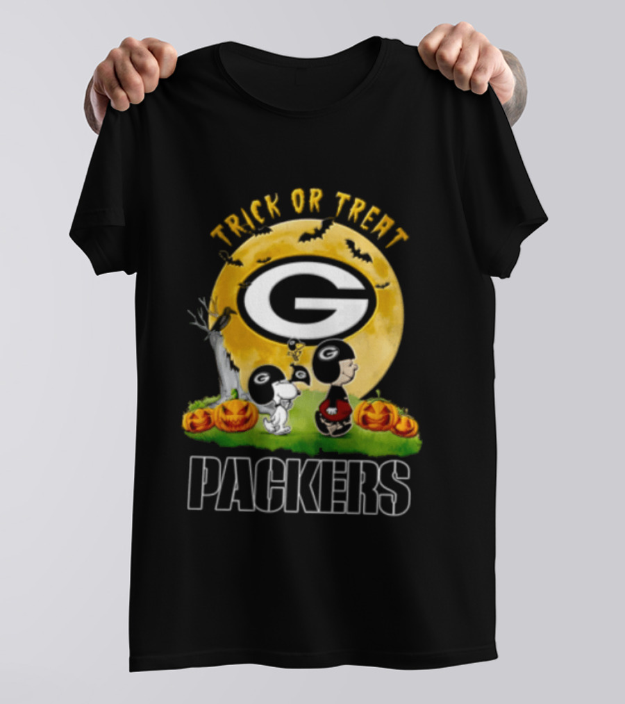 Green Bay Packers Trick Or Treat Charlie Brown Snoopy Pumpkins Moon T-Shirt