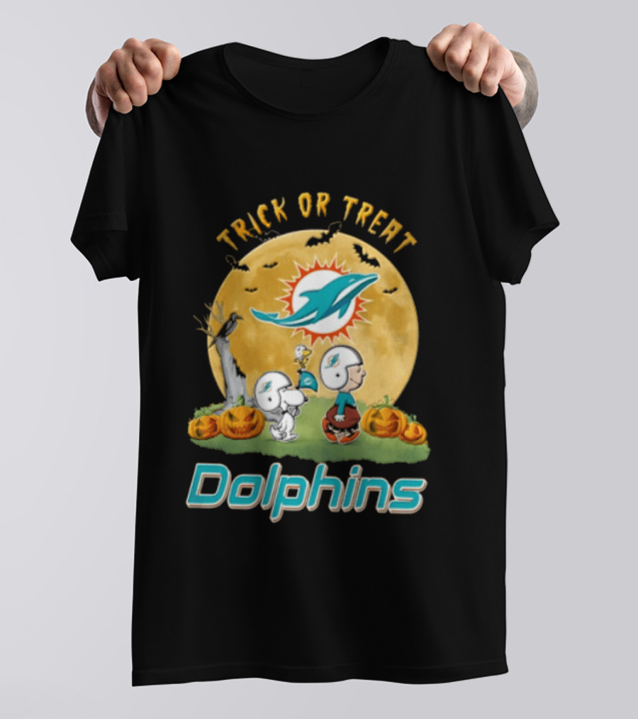 Miami Dolphins Trick Or Treat Charlie Brown Snoopy Full Moon Pumpkins T-Shirt