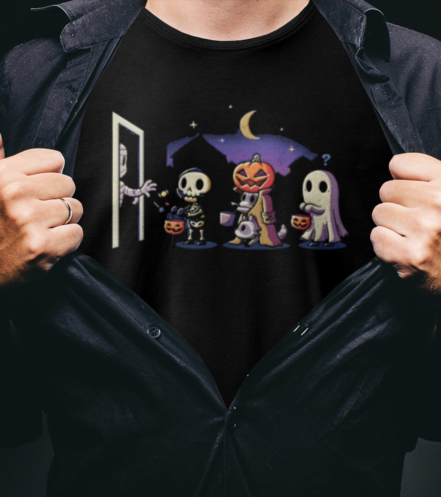 Mummy Giving Out Candy Trick Or Treat Halloween Infiltrator Ghost Pumpkin Skeleton T-Shirt
