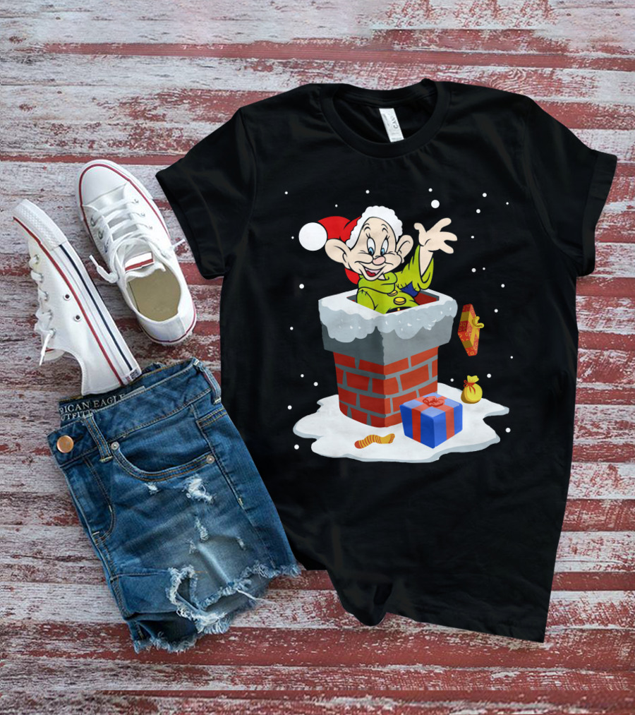 Dopey Santa Chimney Christmas Gifts Snow Scene T-Shirt