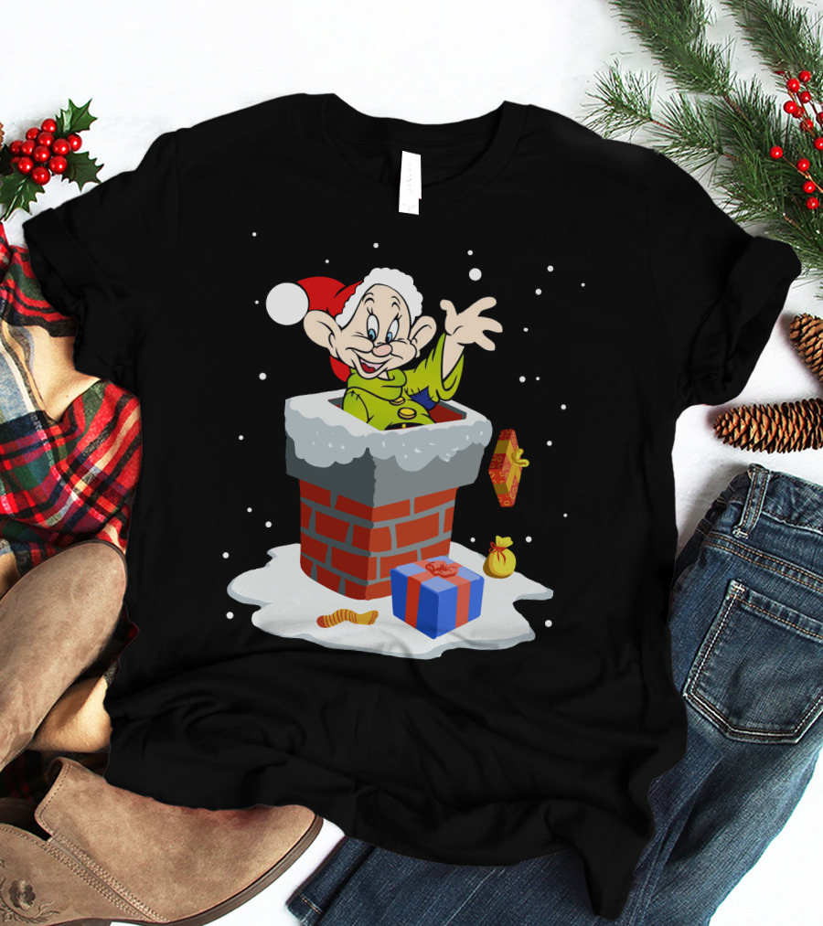 Dopey Santa Chimney Christmas Gifts Snow Scene T-Shirt