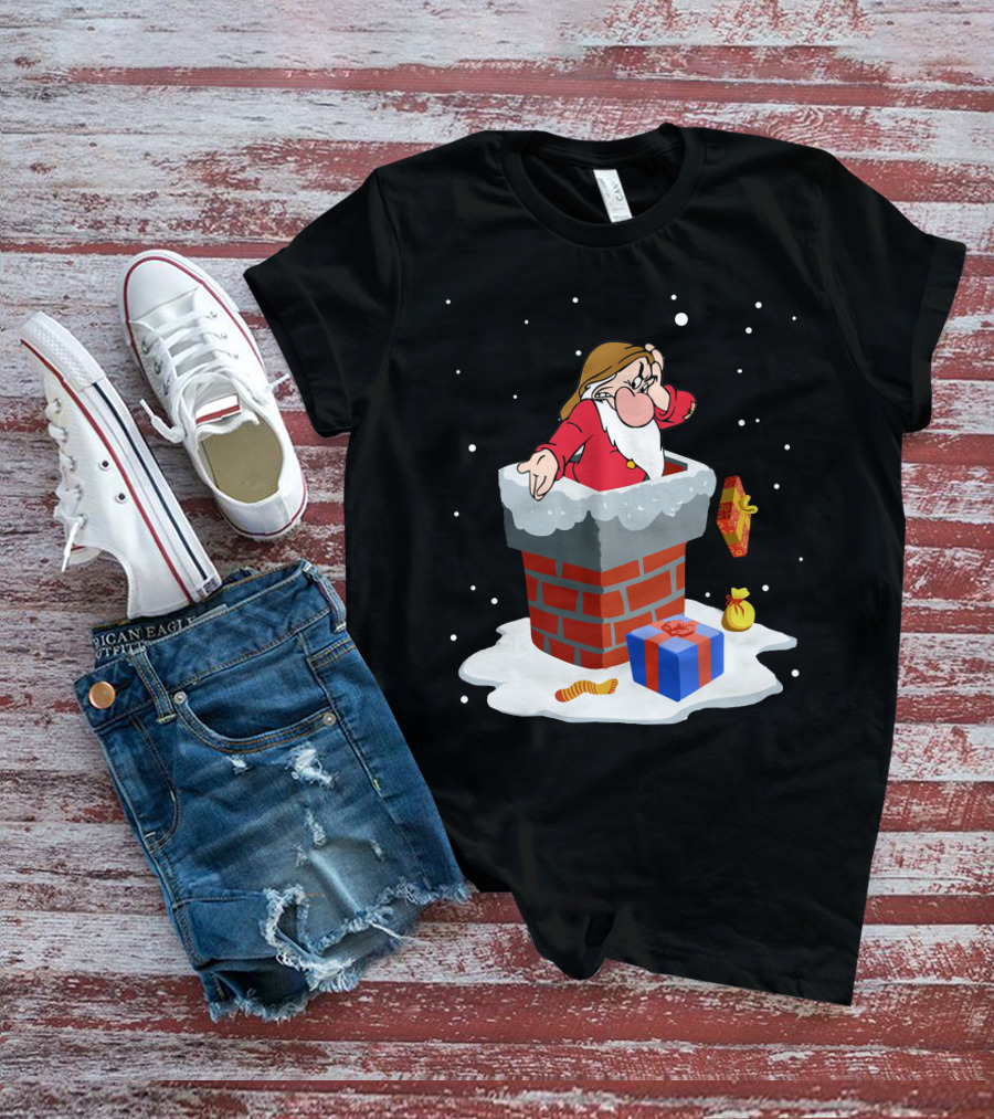 Grumpy Dwarf Stuck In Chimney With Christmas Gifts Snow Scene T-Shirt