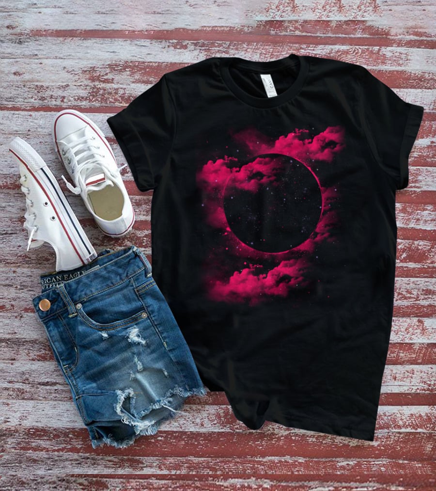 Trou Noir Classique Espace Nuages Rouges T-Shirt