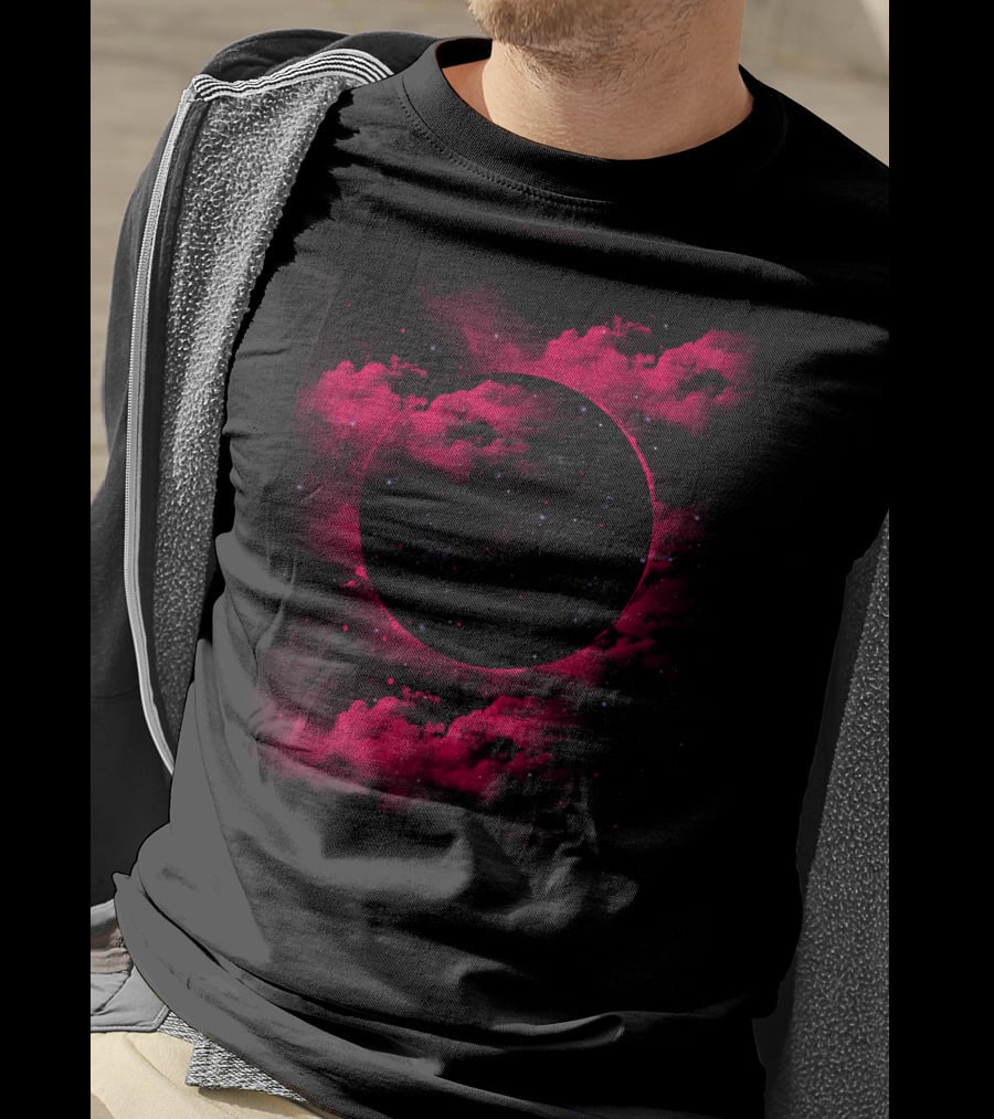Trou Noir Classique Espace Nuages Rouges T-Shirt
