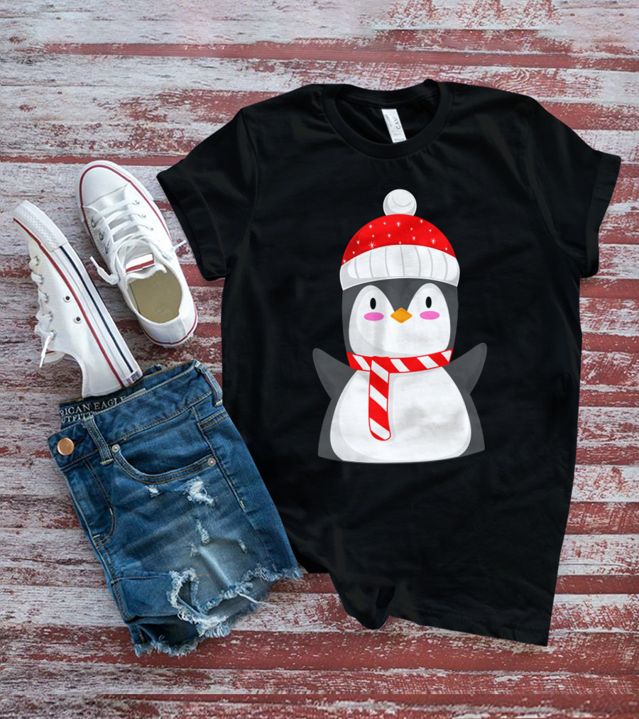 Pinguine Christmas Winter Penguin With Red Snowy Hat And Striped Scarf T-Shirt