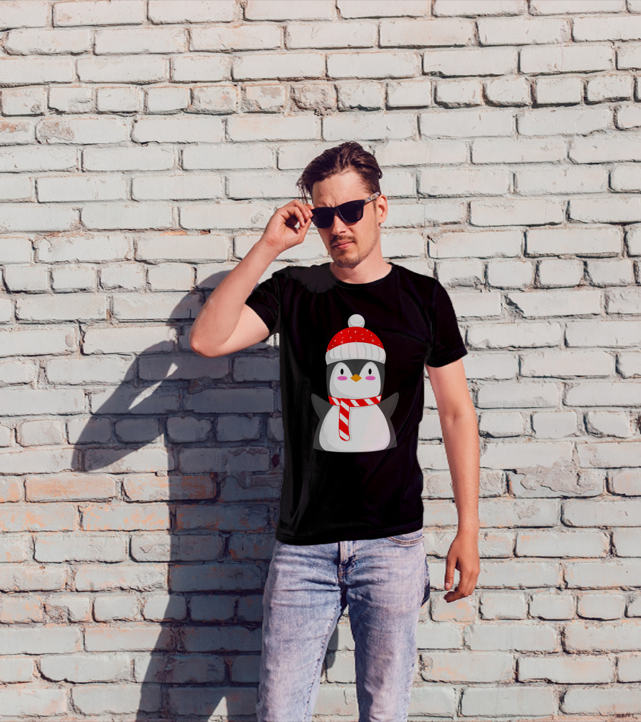 Pinguine Christmas Winter Penguin With Red Snowy Hat And Striped Scarf T-Shirt