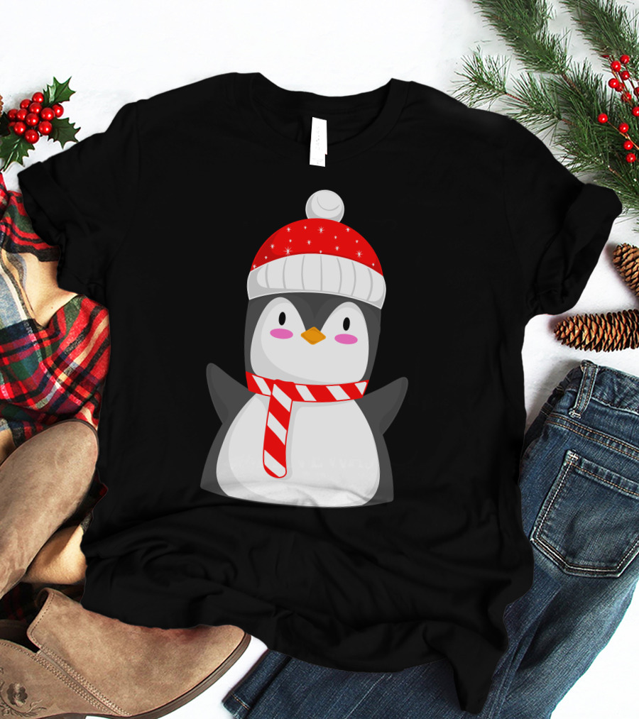 Pinguine Christmas Winter Penguin With Red Snowy Hat And Striped Scarf T-Shirt