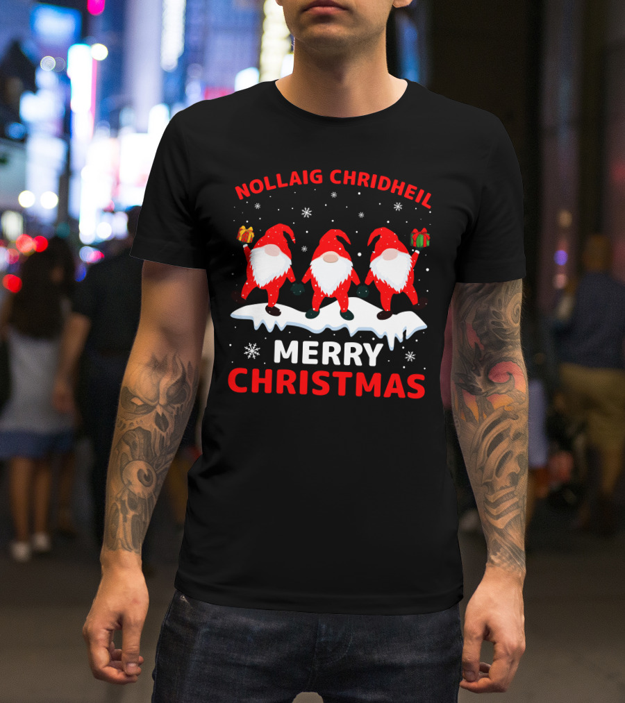 Nollaig Chridheil Merry Christmas Snowy Gnomes With Gifts T-Shirt