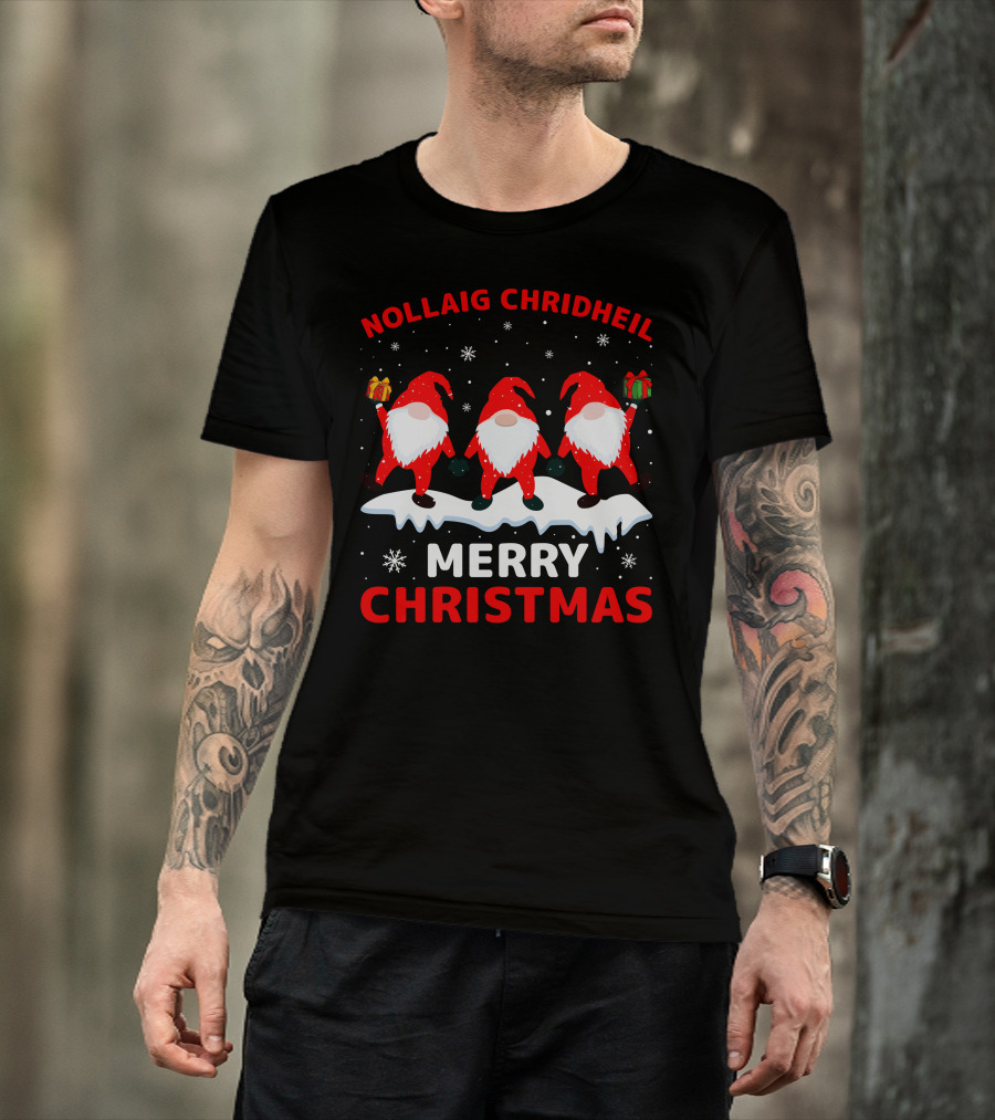 Nollaig Chridheil Merry Christmas Snowy Gnomes With Gifts T-Shirt