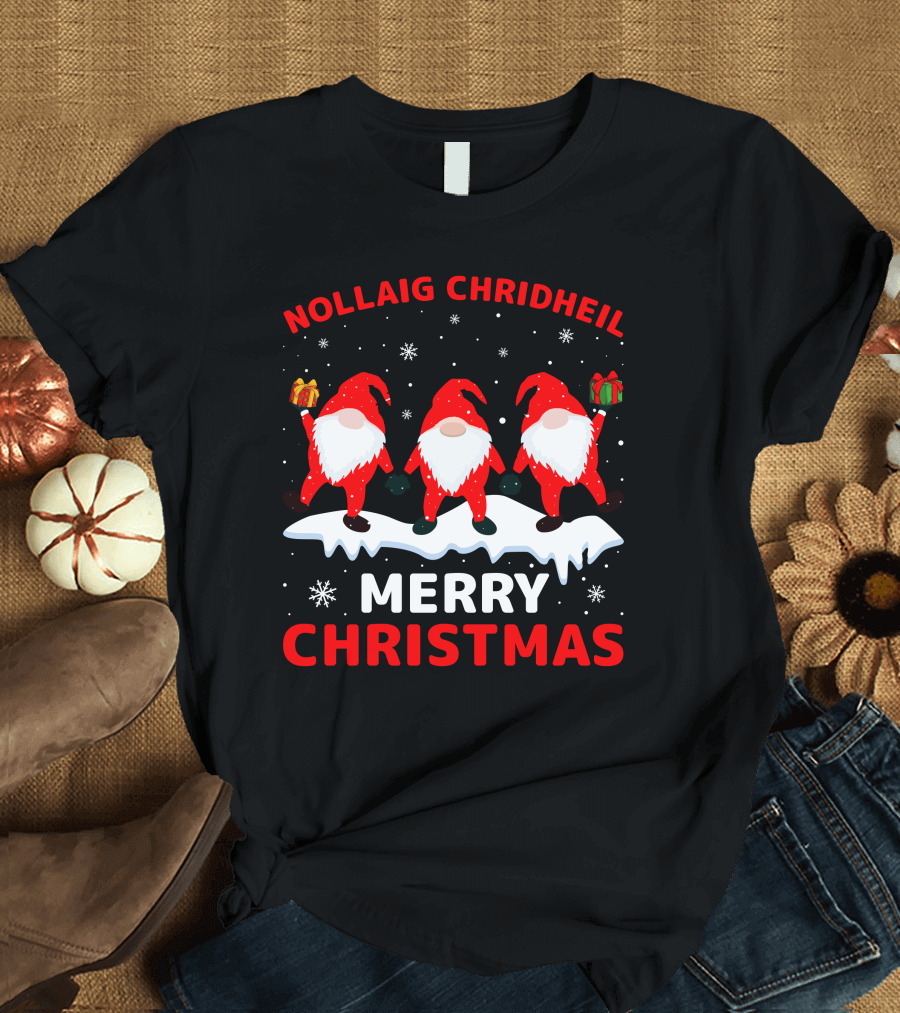 Nollaig Chridheil Merry Christmas Snowy Gnomes With Gifts T-Shirt
