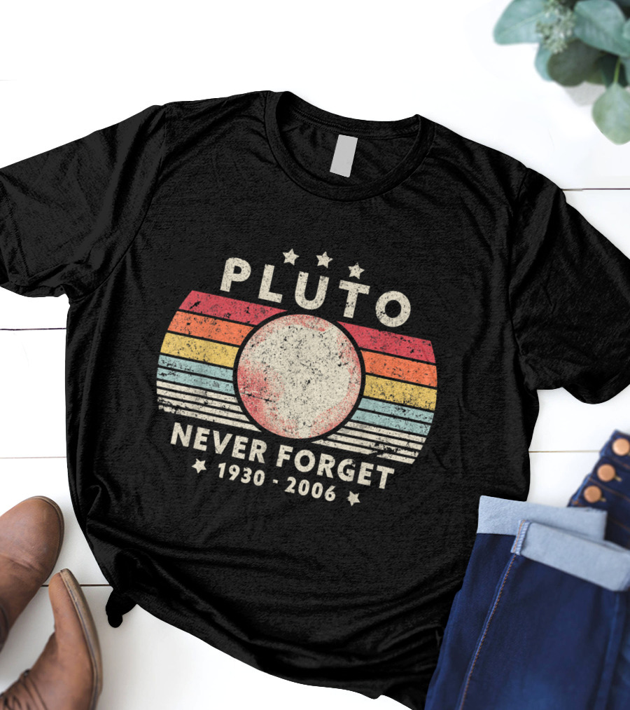 Pluto Never Forget 1930-2006 Retro Style Funny Space Stars T-Shirt