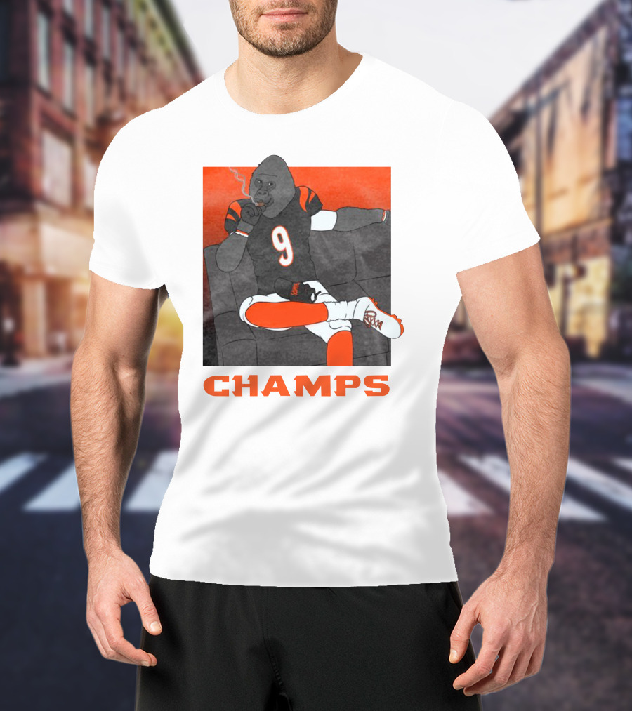 Champs Barstools Big Cat Smoking Gorilla Number 9 Football Player T-Shirt