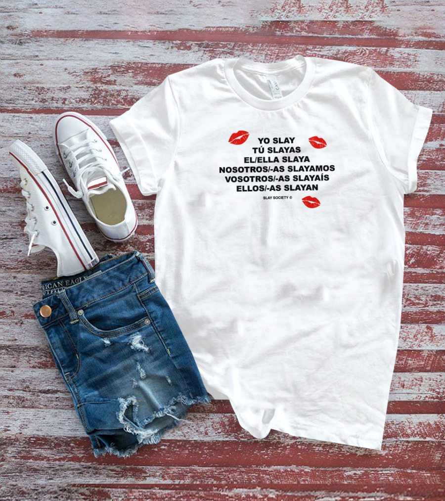 YO SLAY TÚ SLAYAS EL ELLA SLAYA NOSOTROS AS SLAYAMOS VOSOTROS AS SLAYAÍS ELLOS AS SLAYAN SLAY SOCIETY T-Shirt