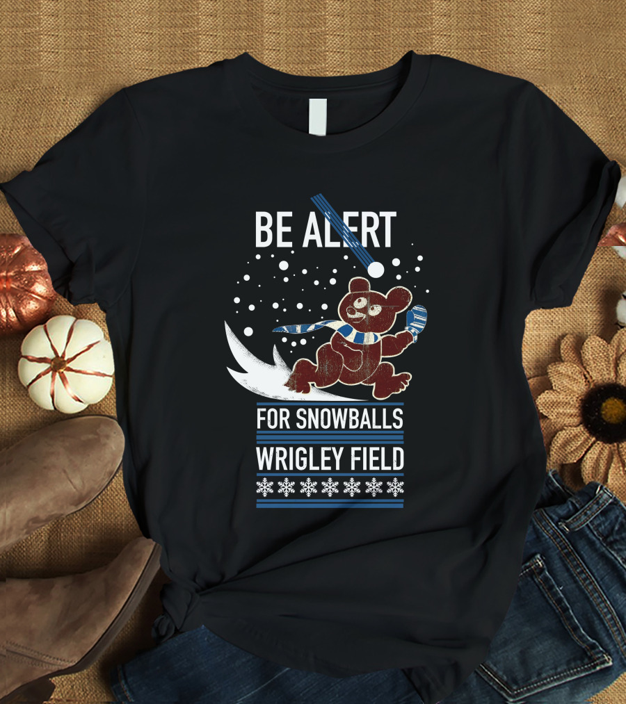 Wrigley Field Be Alert For Snowballs Bear With Scarf T-Shirt