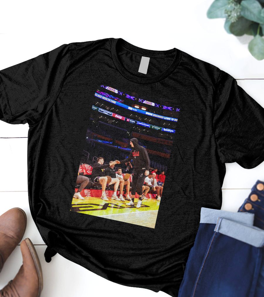 Austin Reaves And Alex Caruso NBA Courtside Handshake Bulls Lakers T-Shirt