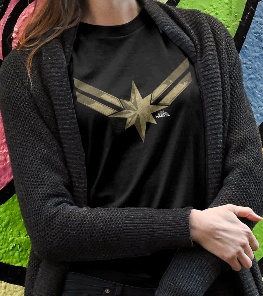 Captain Marvel Simple Gold Star Emblem With Subtle Shadow T-Shirt
