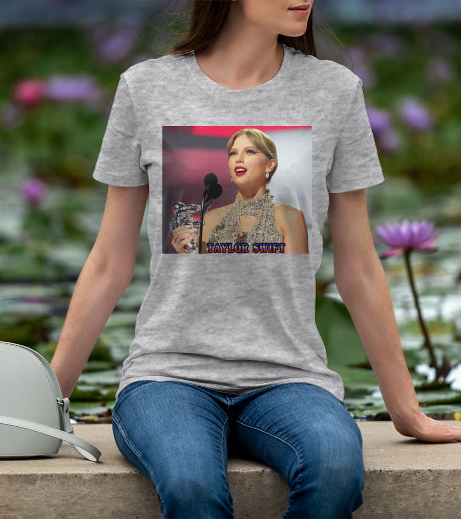 TAYLOR SWIFT SINGER SONGWRITER AWARD MOMENT T-Shirt